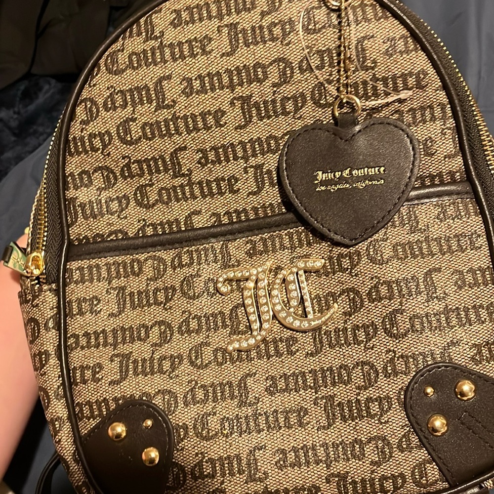 The bag is very cute very spacious and it’s very clean